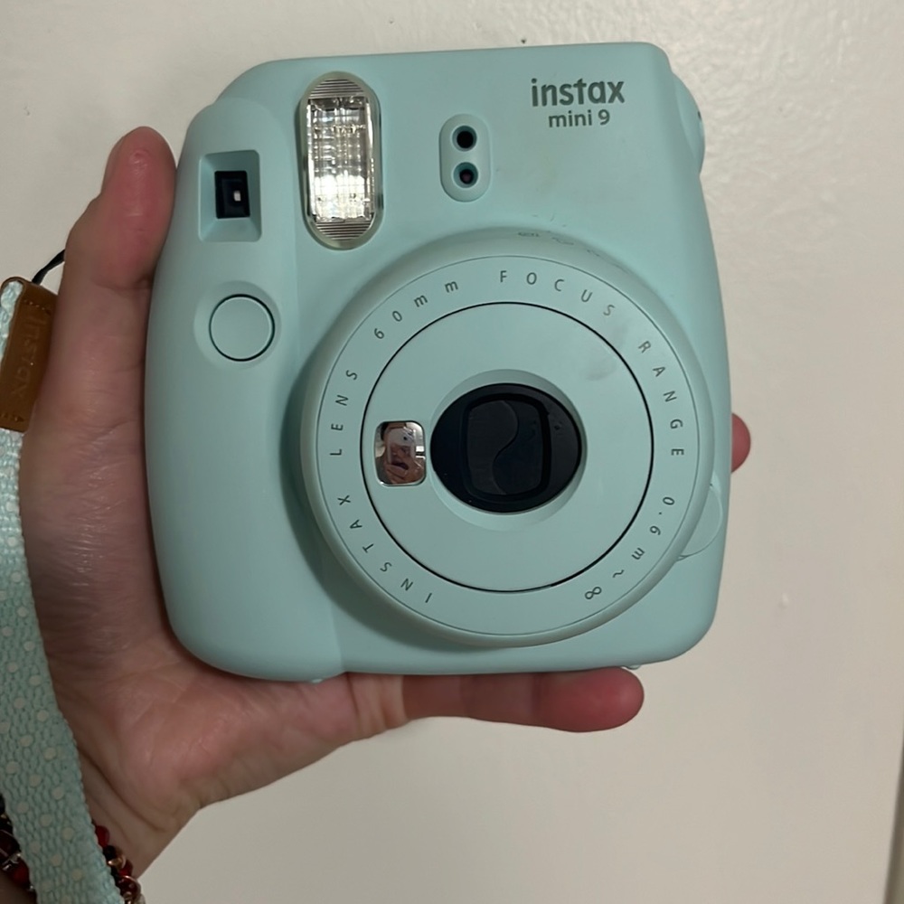 This is a ins-tax mini polaroid it’s ice blue